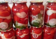 Маринованные помидоры с луком и чесноком